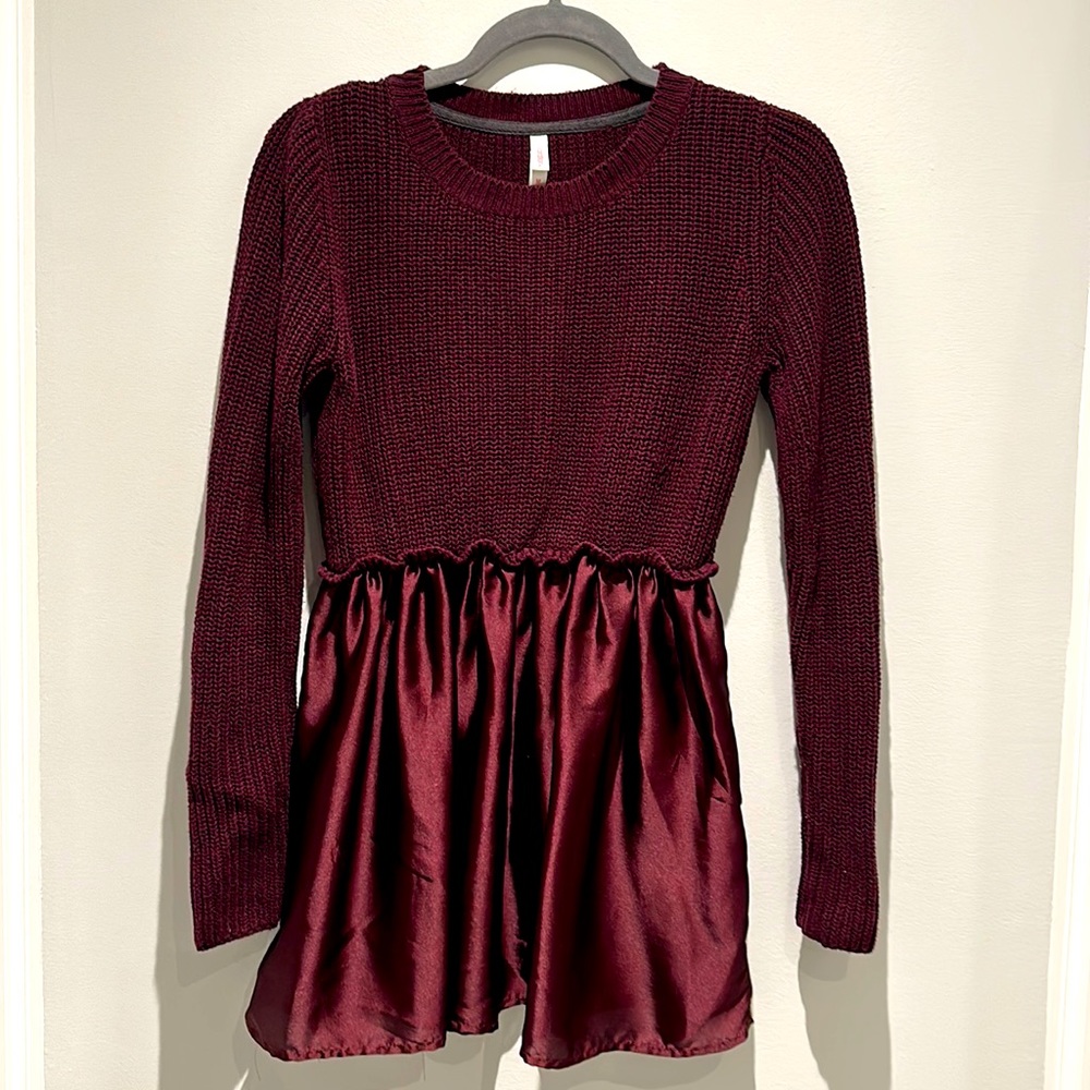 Beautiful Burgundy/Wine in color sweater. Women’s size Medium. Great condition!!